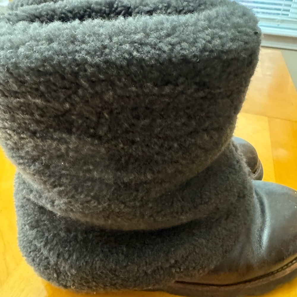 UGG MAYLIN BROWN SHEEPSKIN BOOTS - Picture 3 of 6